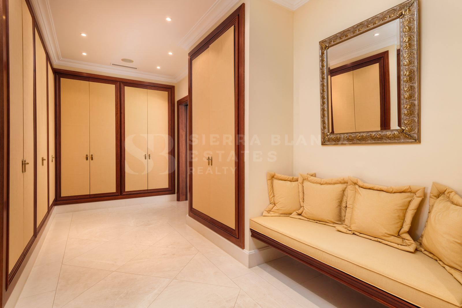 Exquisite Classical Style Villa in Marbella Hill Club