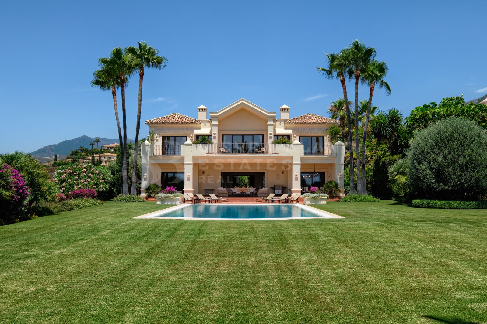 Exquisite Classical Style Villa in Marbella Hill Club