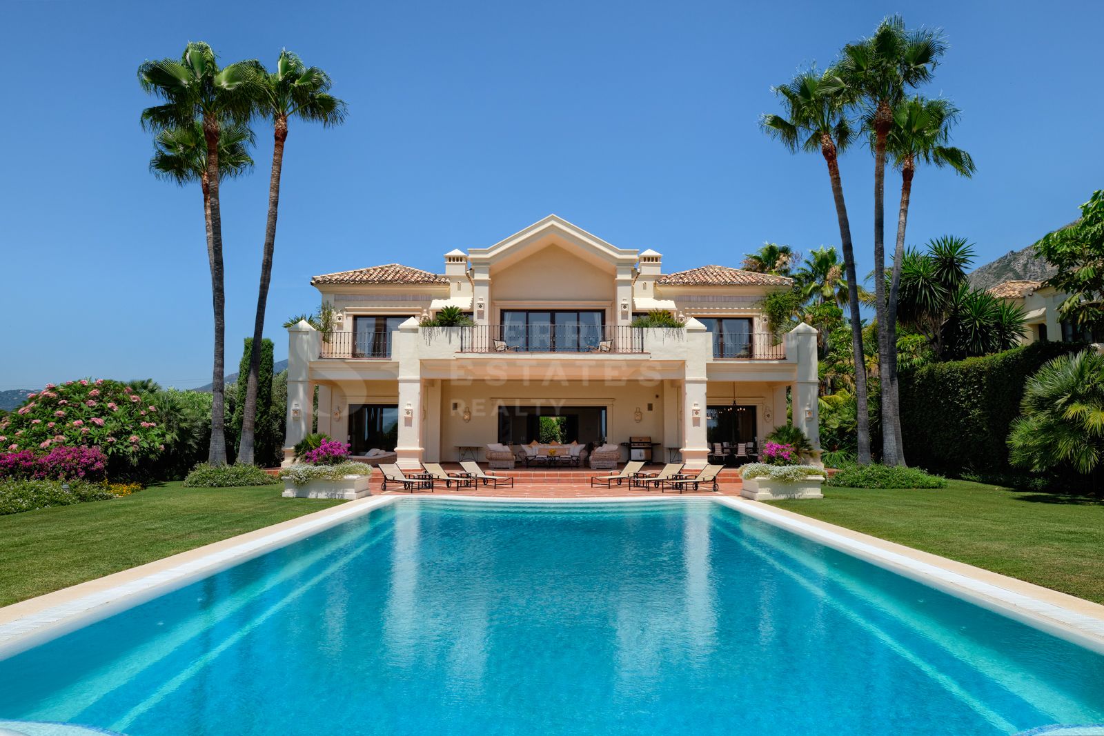 Exquisite Classical Style Villa in Marbella Hill Club