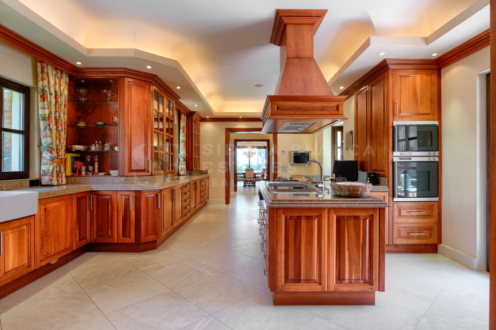 Exquisite Classical Style Villa in Marbella Hill Club