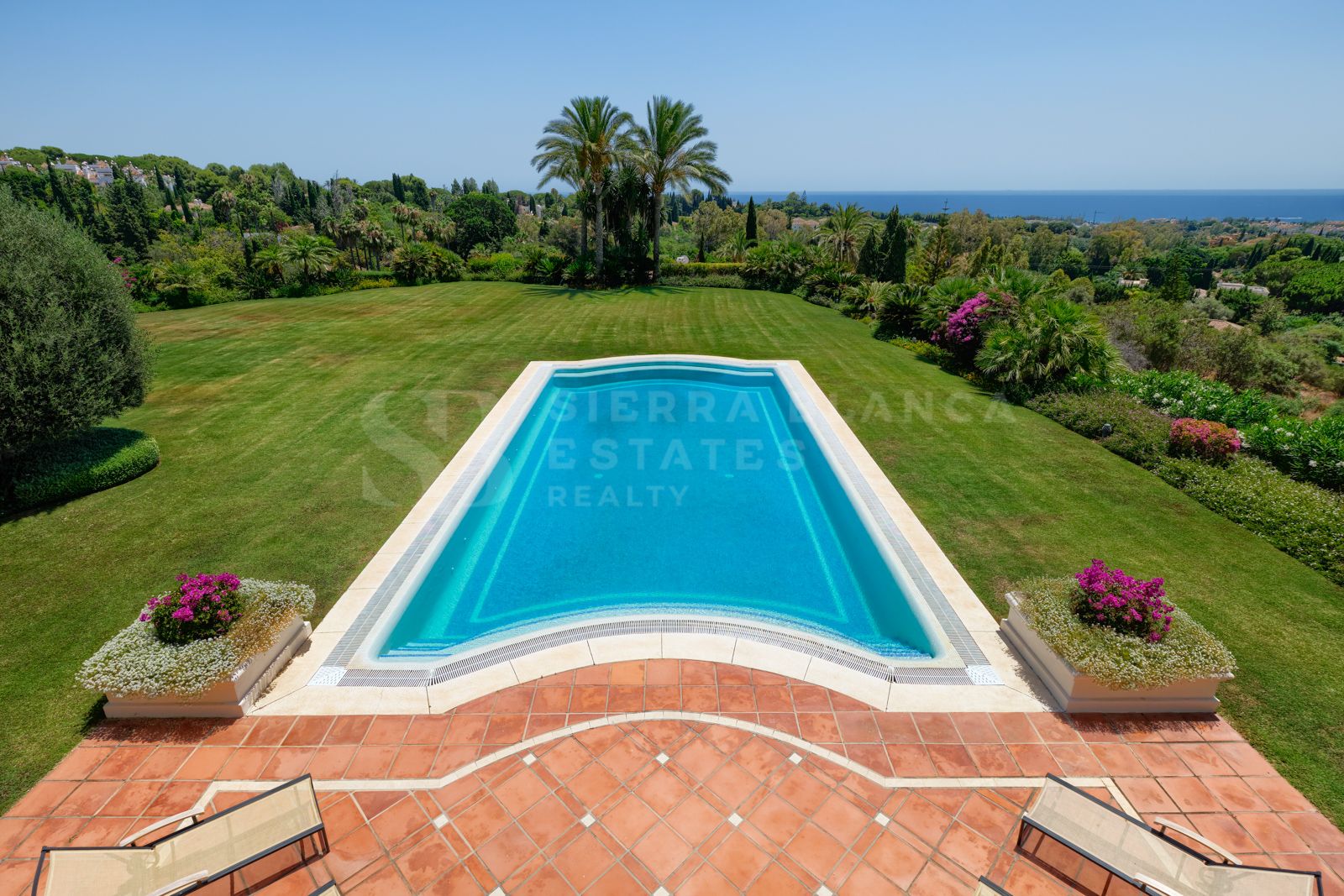 Exquisite Classical Style Villa in Marbella Hill Club