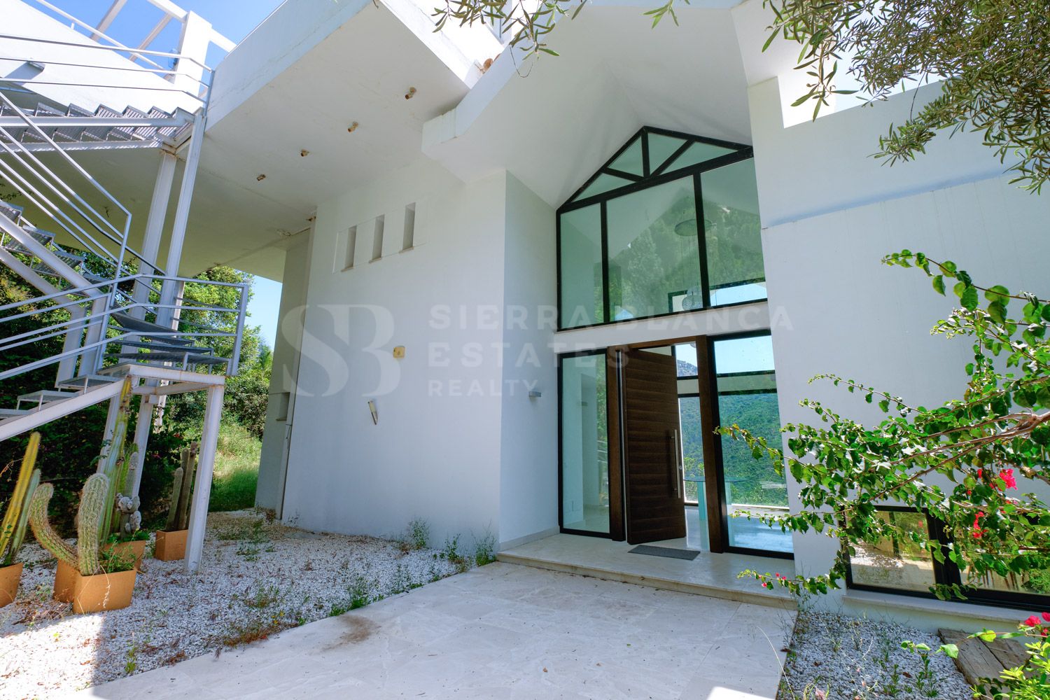 Contemporary Villa with Open Views in Monte Mayor