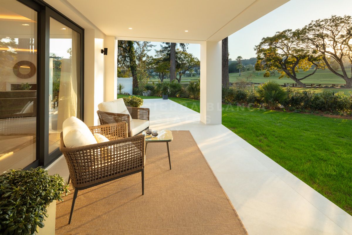 Exclusiva y Moderna Villa en Primera Línea de Golf en Nueva Andalucía