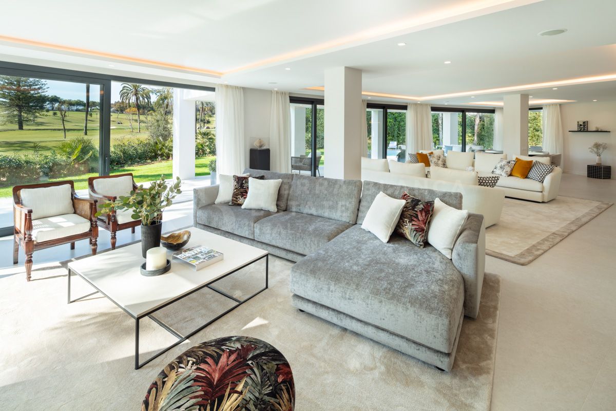 Exclusiva y Moderna Villa en Primera Línea de Golf en Nueva Andalucía