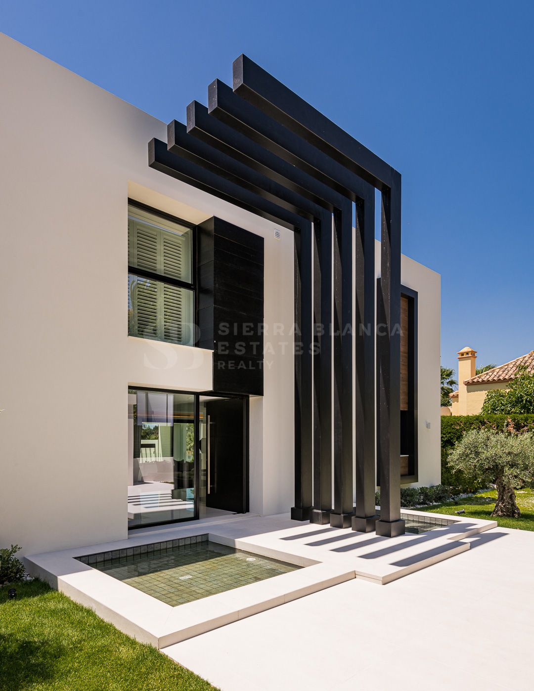 Unique Frontline Golf Villa in Los Naranjos, Nueva Andalucia