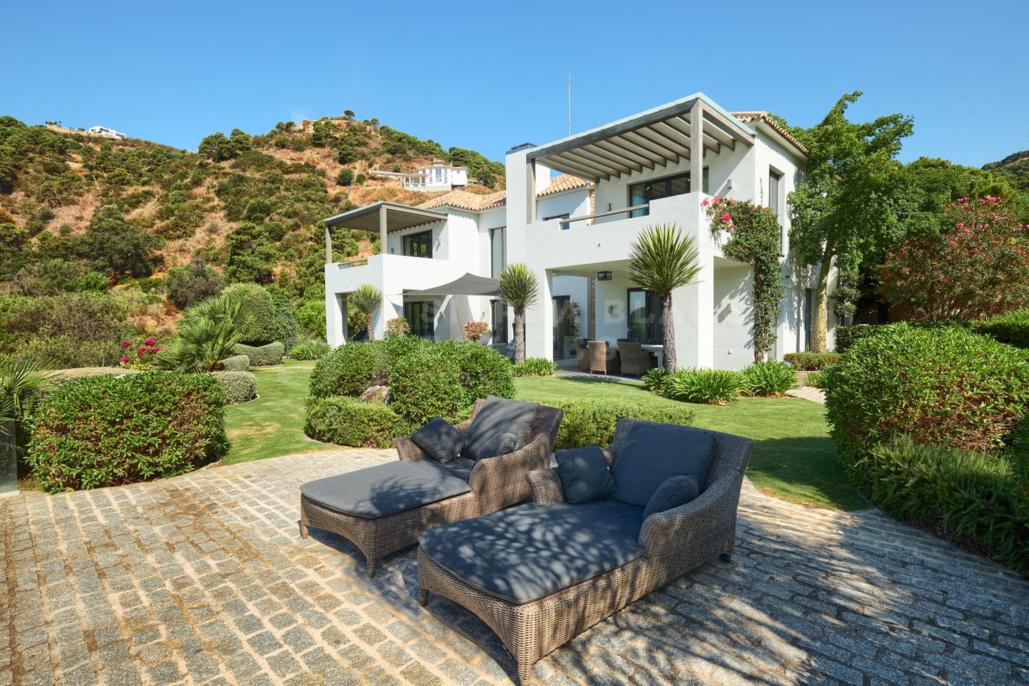 Contemporary Villa with Sea Views in Monte Mayor