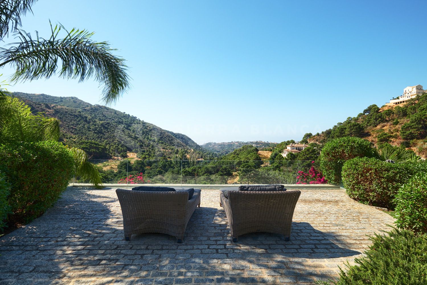 Contemporary Villa with Sea Views in Monte Mayor