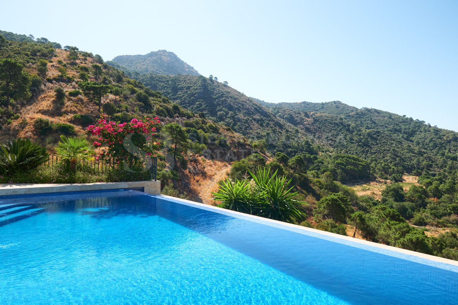 Contemporary Villa with Sea Views in Monte Mayor