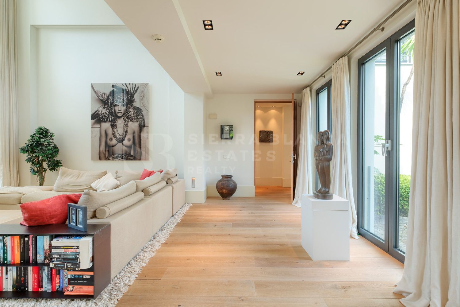 Contemporary Villa with Sea Views in Monte Mayor