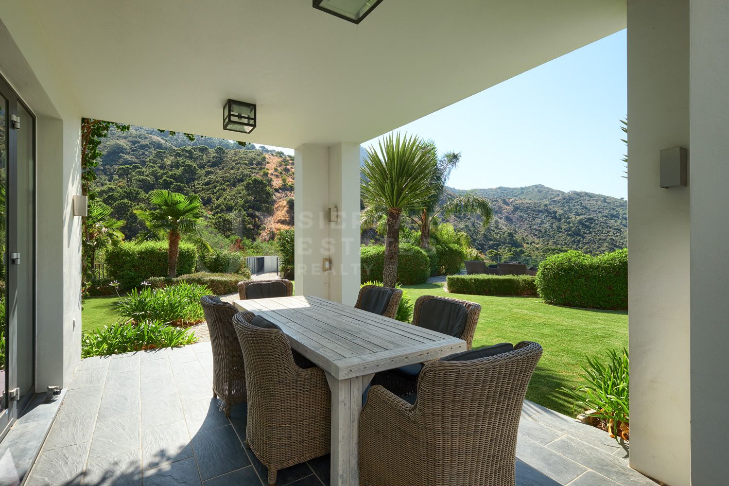 Contemporary Villa with Sea Views in Monte Mayor