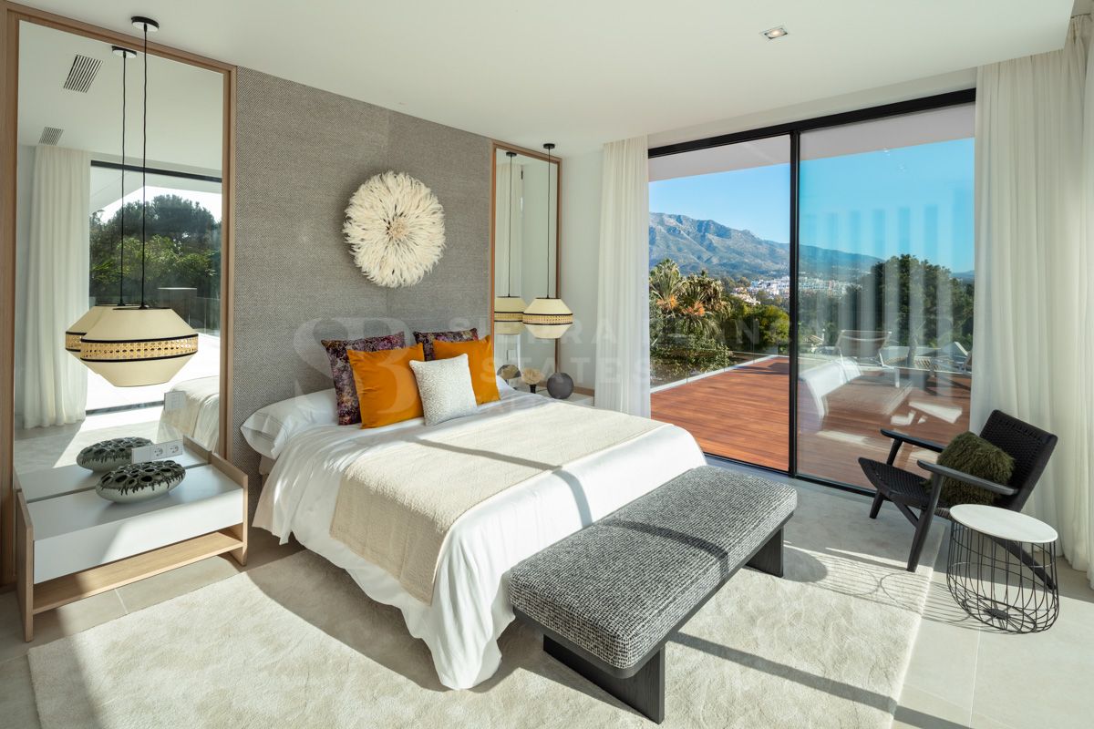 Contemporary Villa with Panoramic Mountain Views