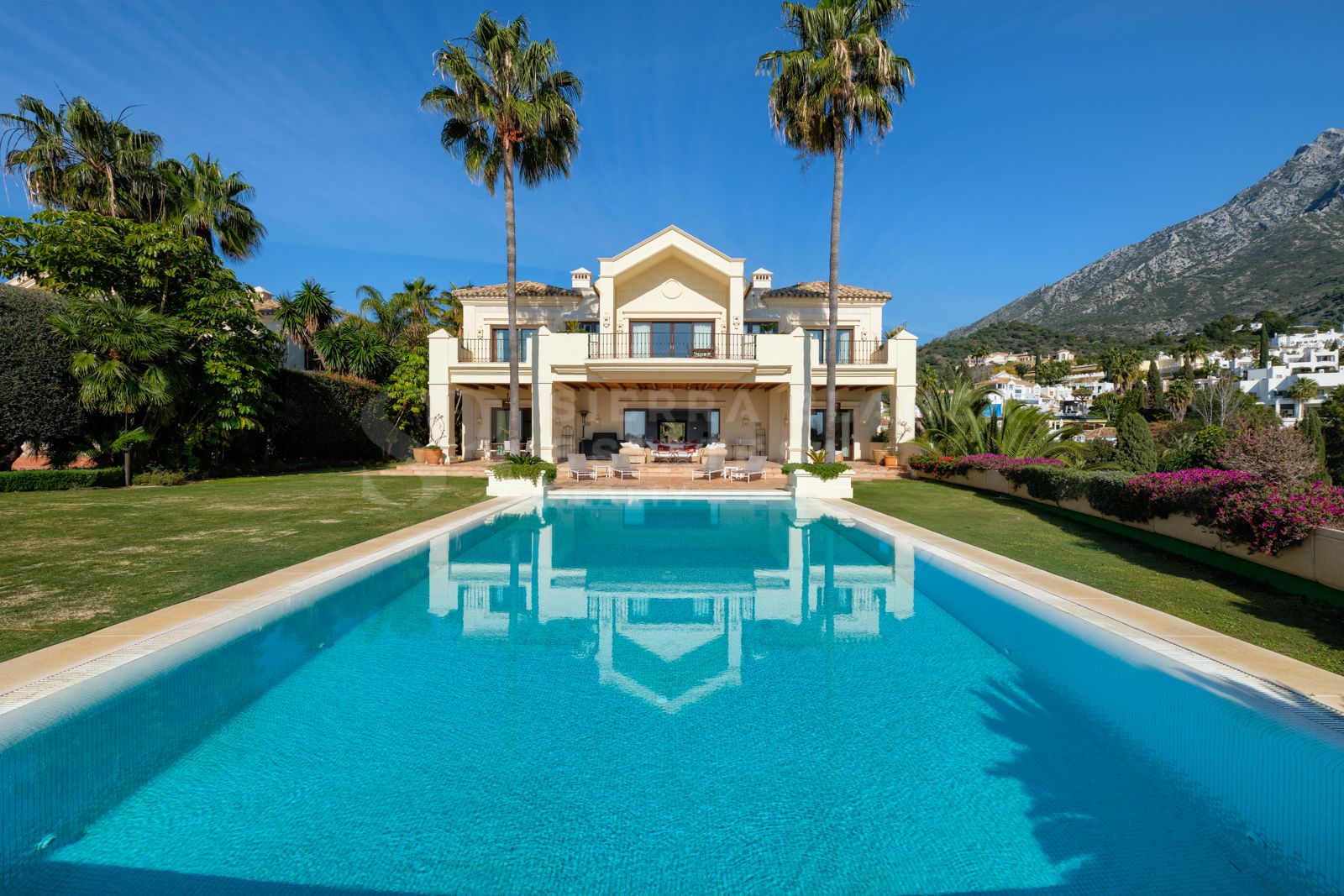 Villa in Wide Plot in Marbella Hill Club