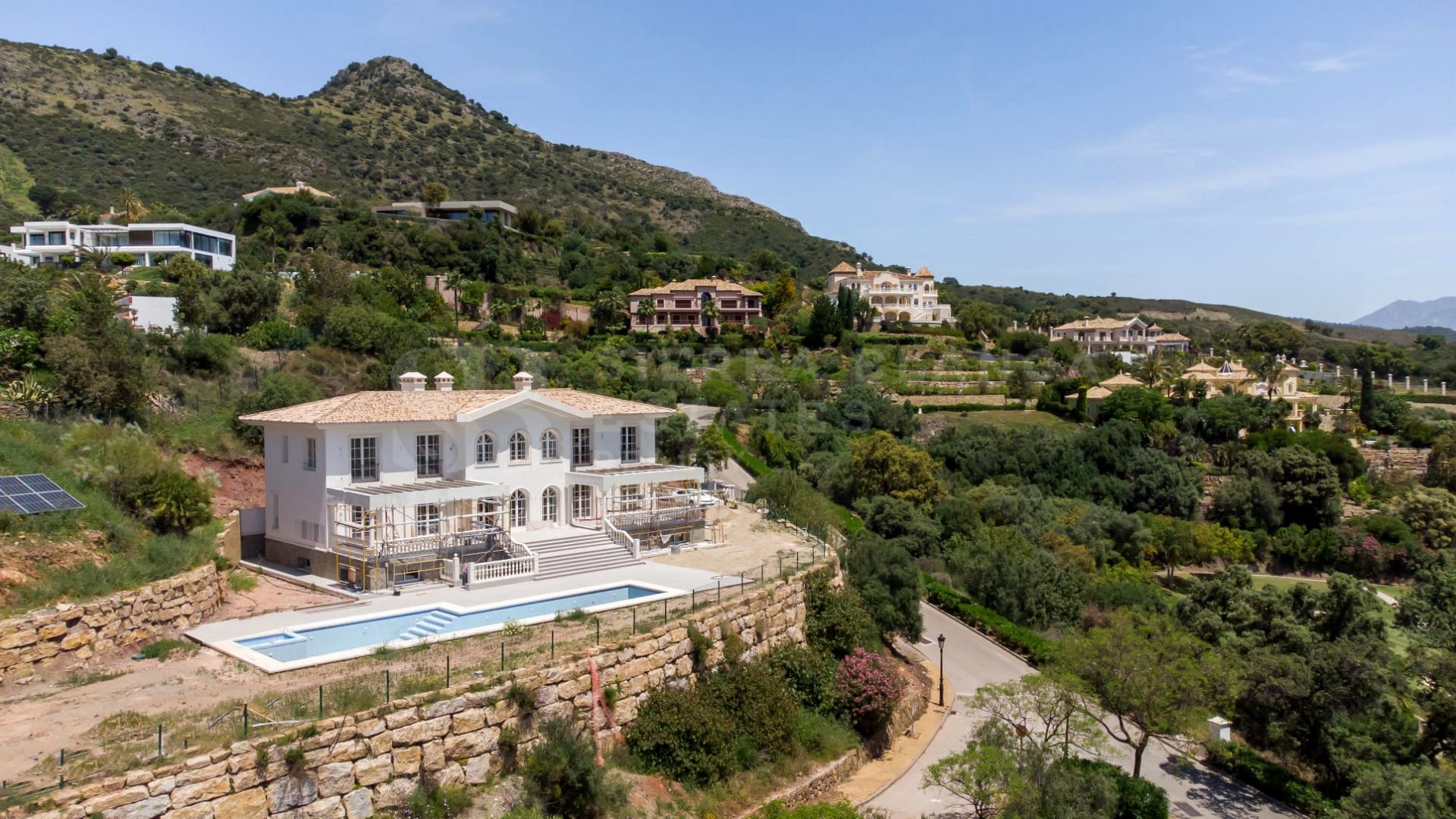 Villa in an exclusive location close to golf course