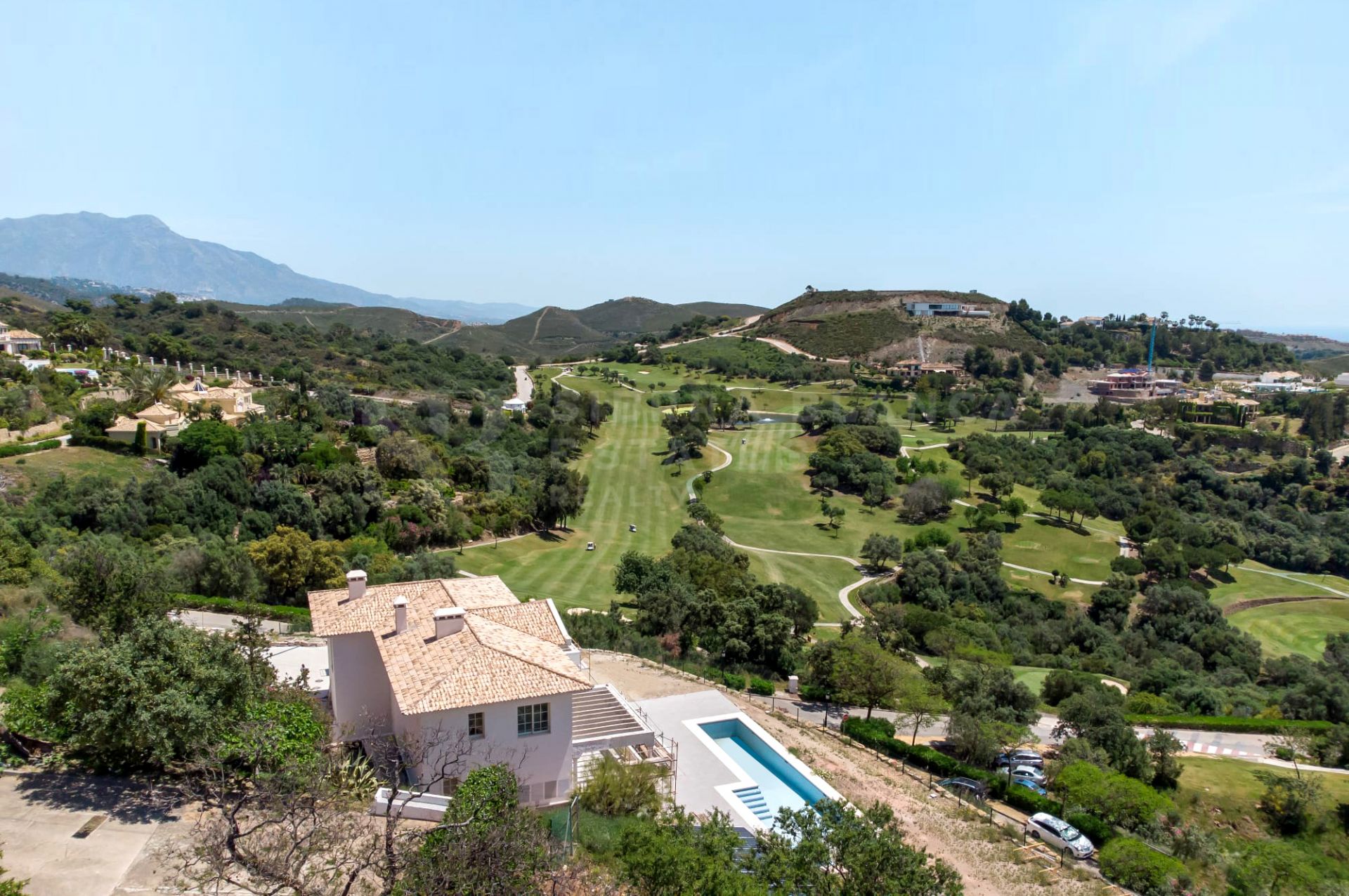 Villa in an exclusive location close to golf course