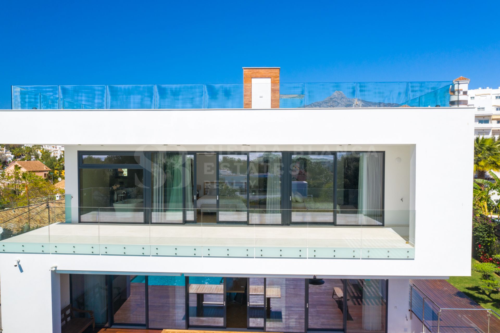 Contemporary Villa a Step Away from Puerto Banus