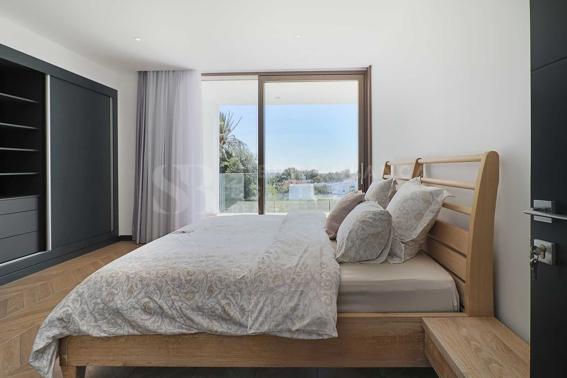 Contemporary Villa a Step Away from Puerto Banus