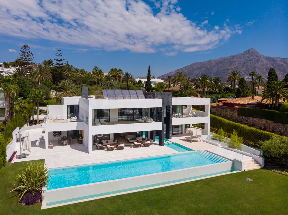 Villa contemporaine neuve avec vue sur la mer à Nueva Andalucía