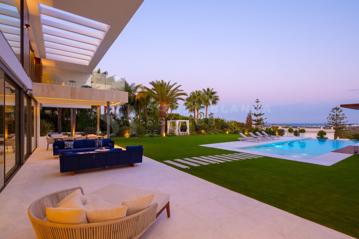 Extraordinaria villa contemporánea con vistas al mar en Nueva Andalucía
