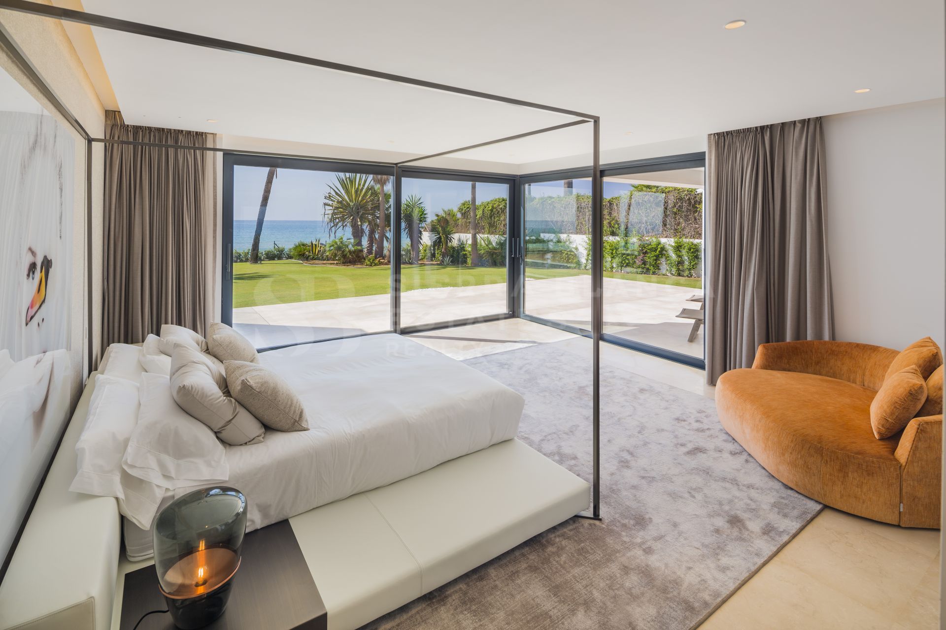Villa de diseño frente al mar en la Nueva Milla de Oro
