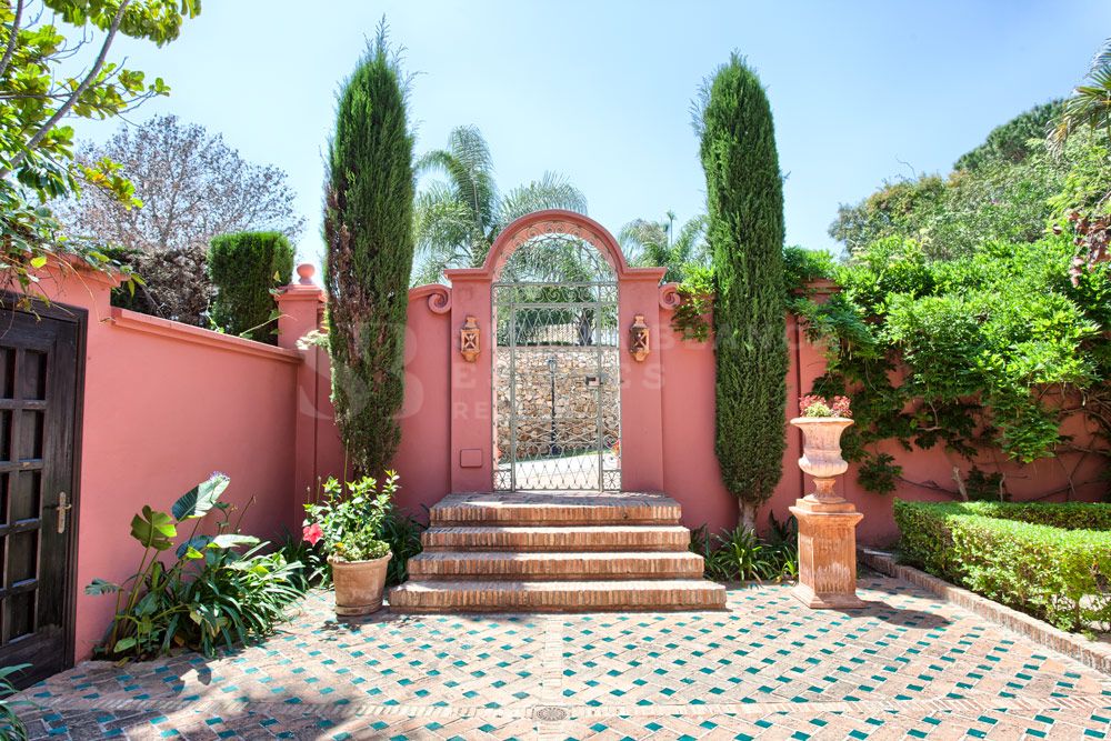 Charming Villa on a Large Plot in Hacienda Las Chapas