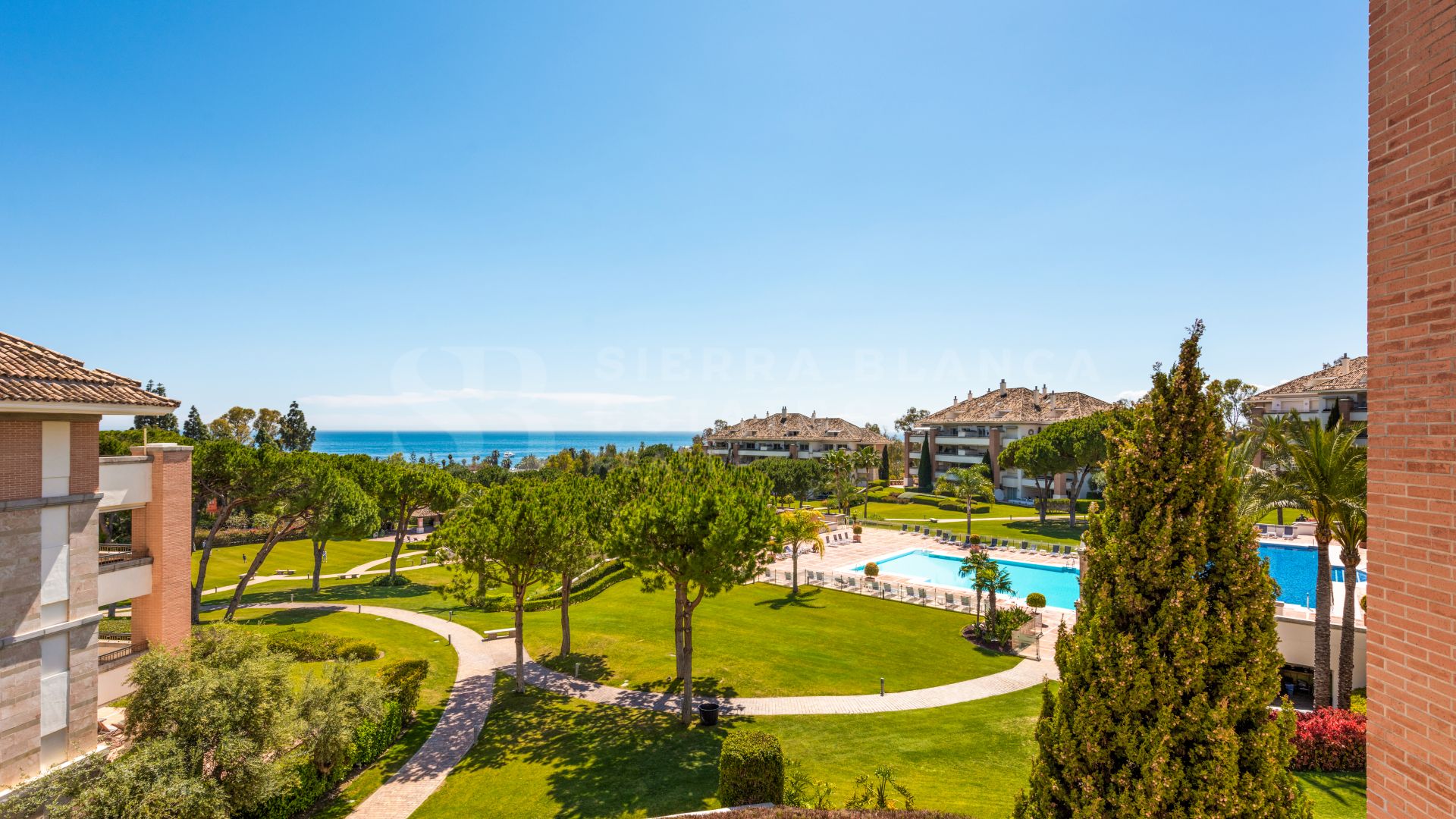 Exclusivo apartamento con vistas al mar en la Milla de Oro de Marbella