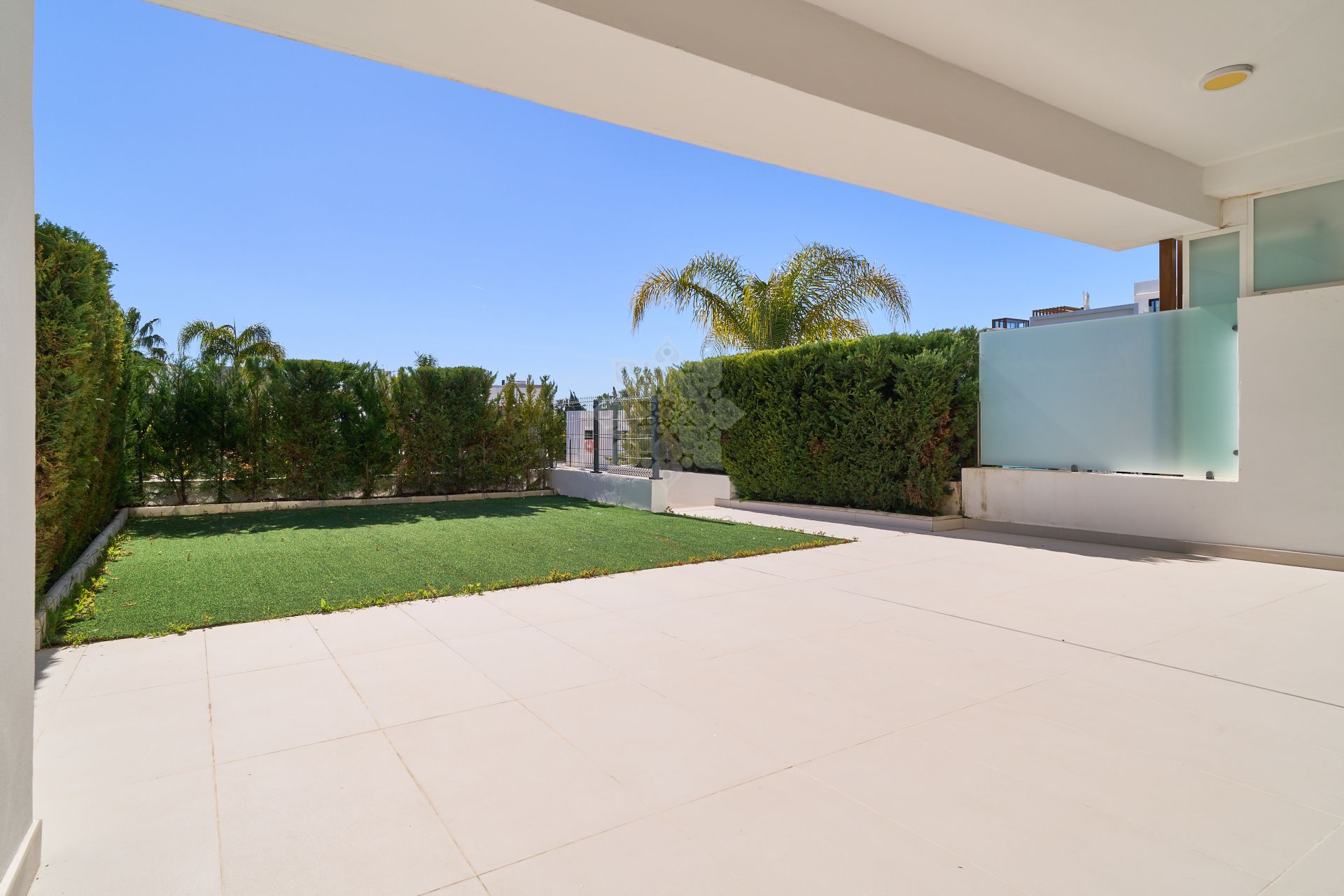 Apartament na parterze w New Golden Mile, Estepona
