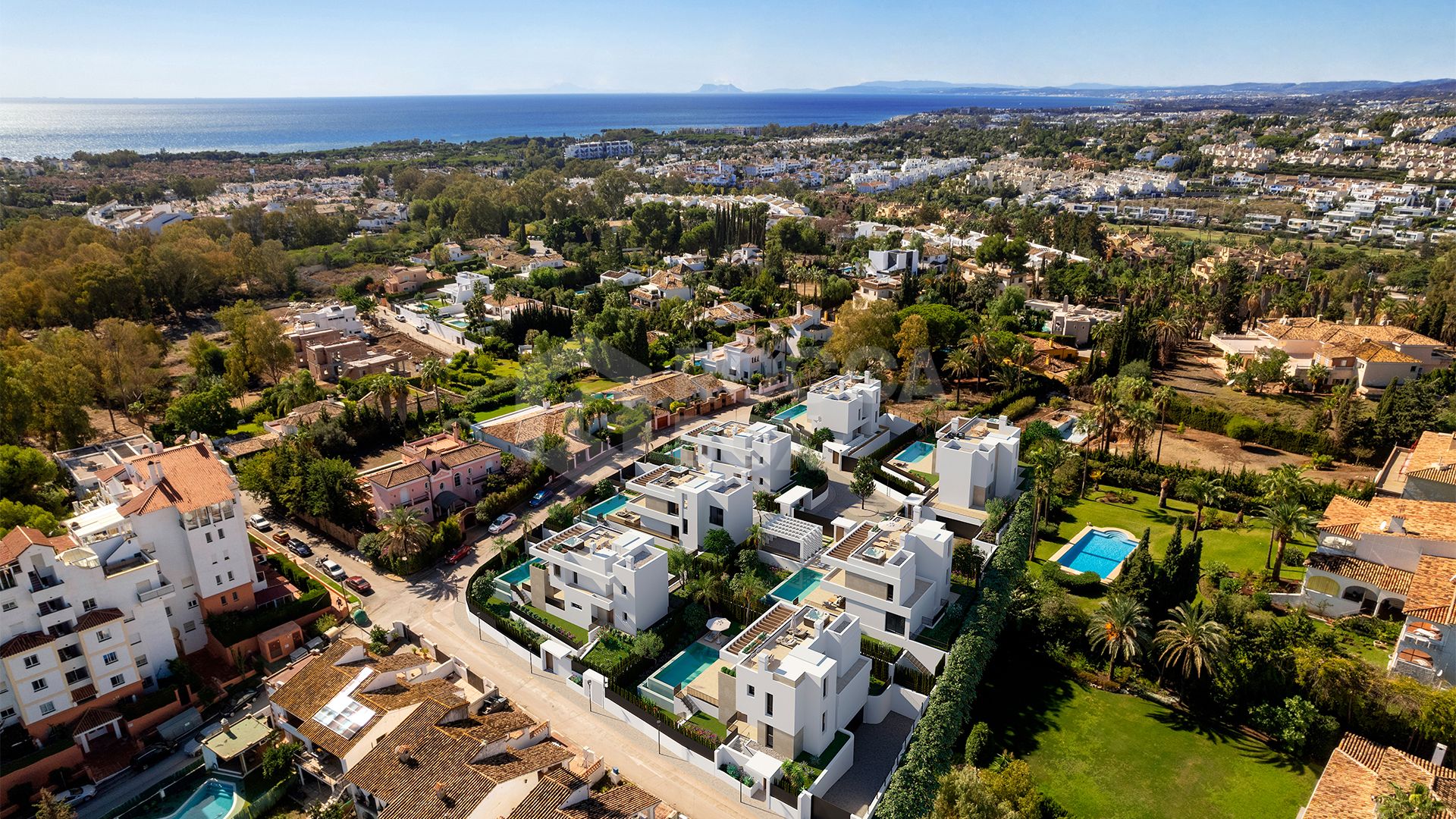 Seven luxury villas in a prime location close to the beach and Puerto Banús and in walking distance to Golf Club