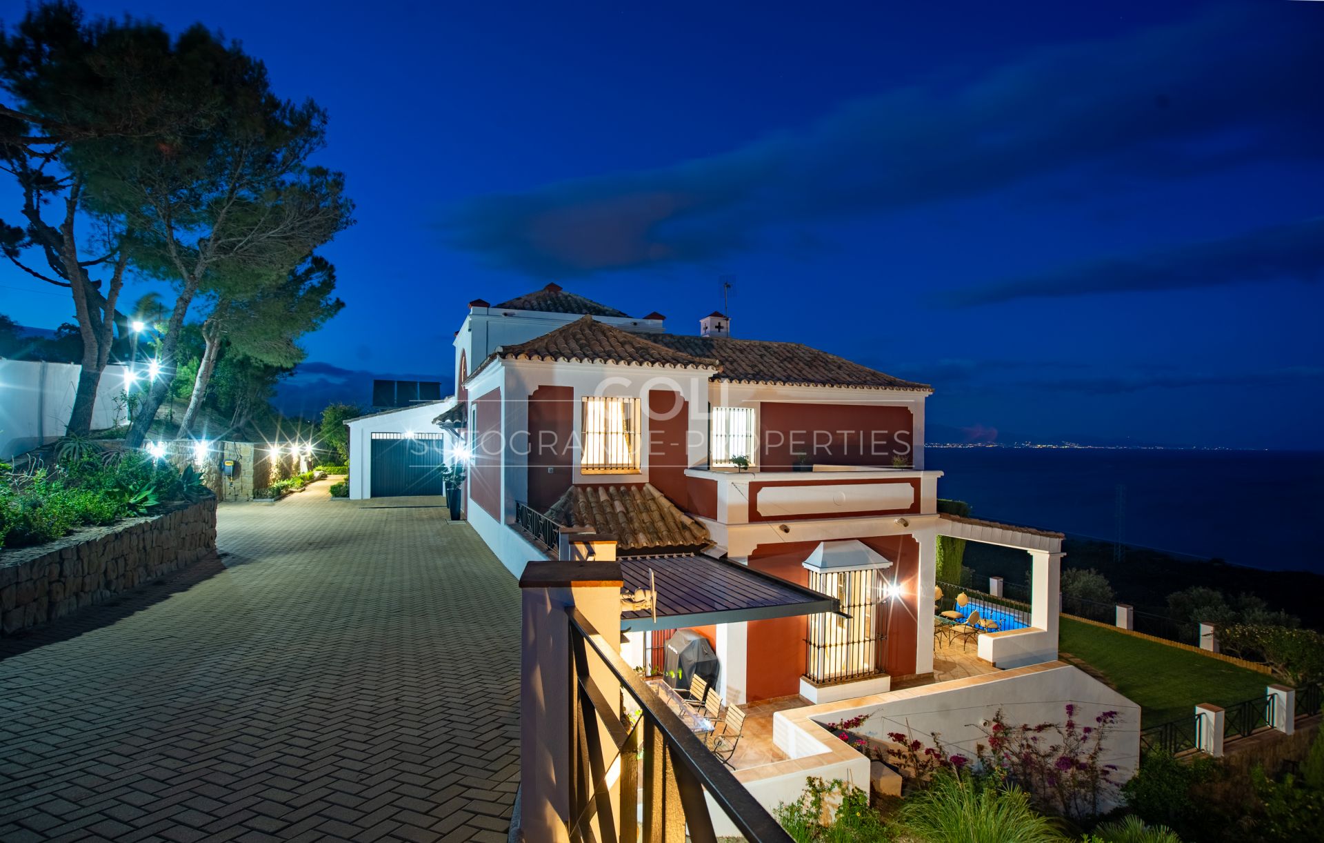 A TRADITIONAL VILLA WITH 180° WITH SEA VIEWS FROM ALL WINDOWS
