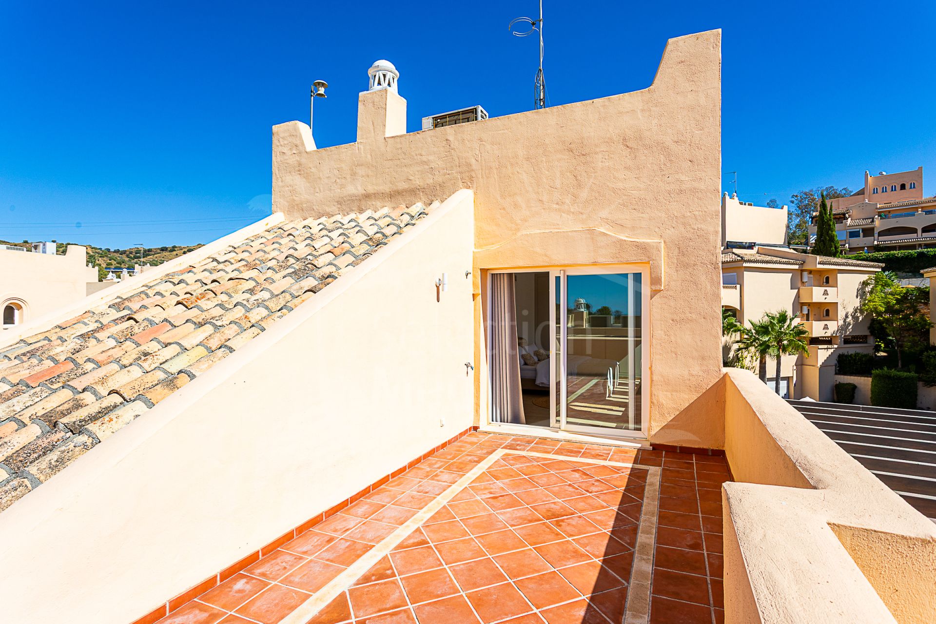 Lujoso Ático Totalmente Reformado en Santa María Village, Elviria Valor Excepcional: ¡Recientemente rebajado de 745.000 €!
