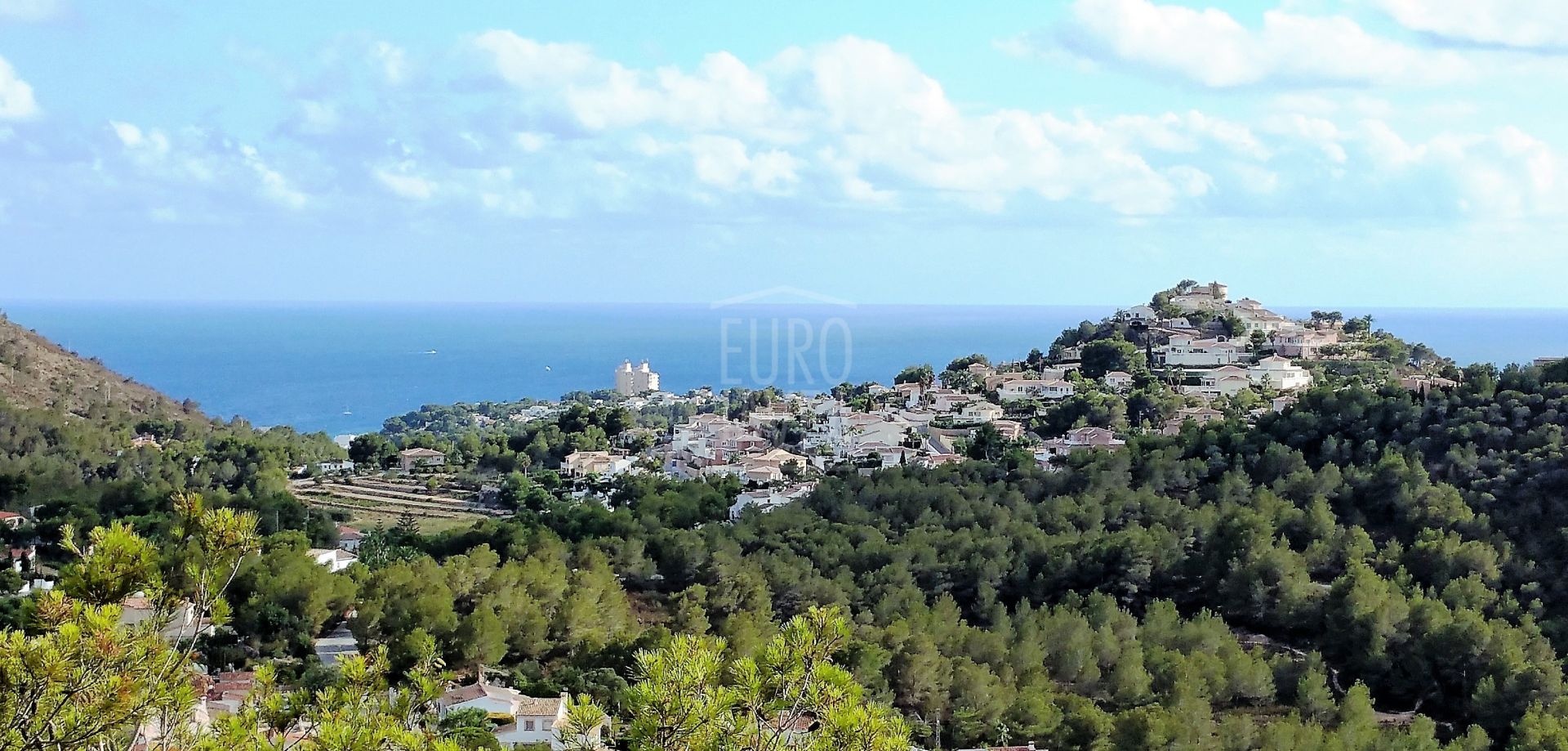 Luxury villa for sale in Moraira at few minutes from Playa del Portet, restaurants and shops.