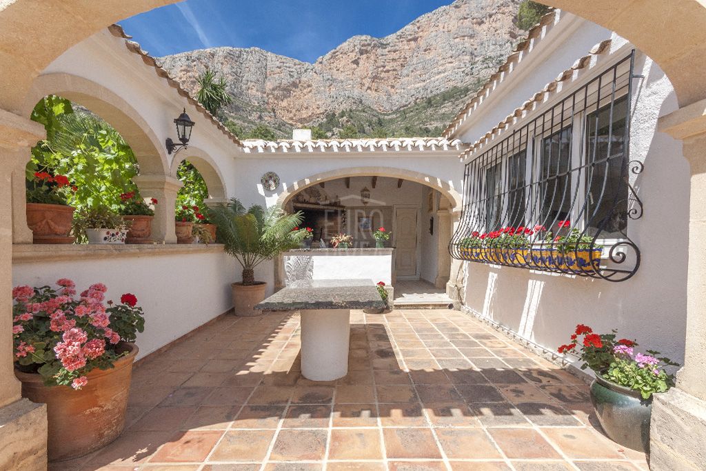Fantastic south facing villa for sale exclusively in Jávea with spectacular views over the valley and the Montgo