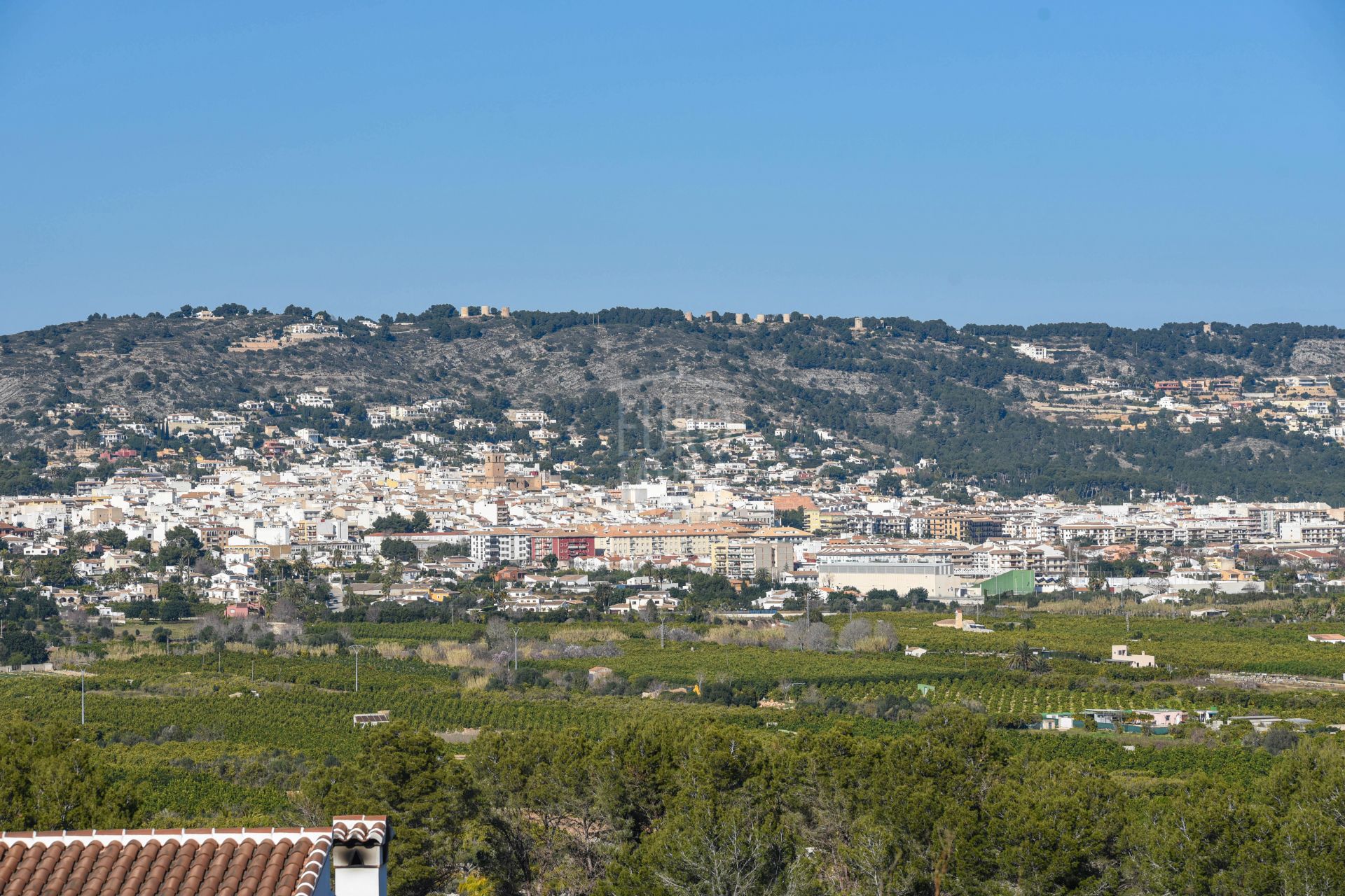 Flat plot for sale in Jávea , in urbanised area with sea views .