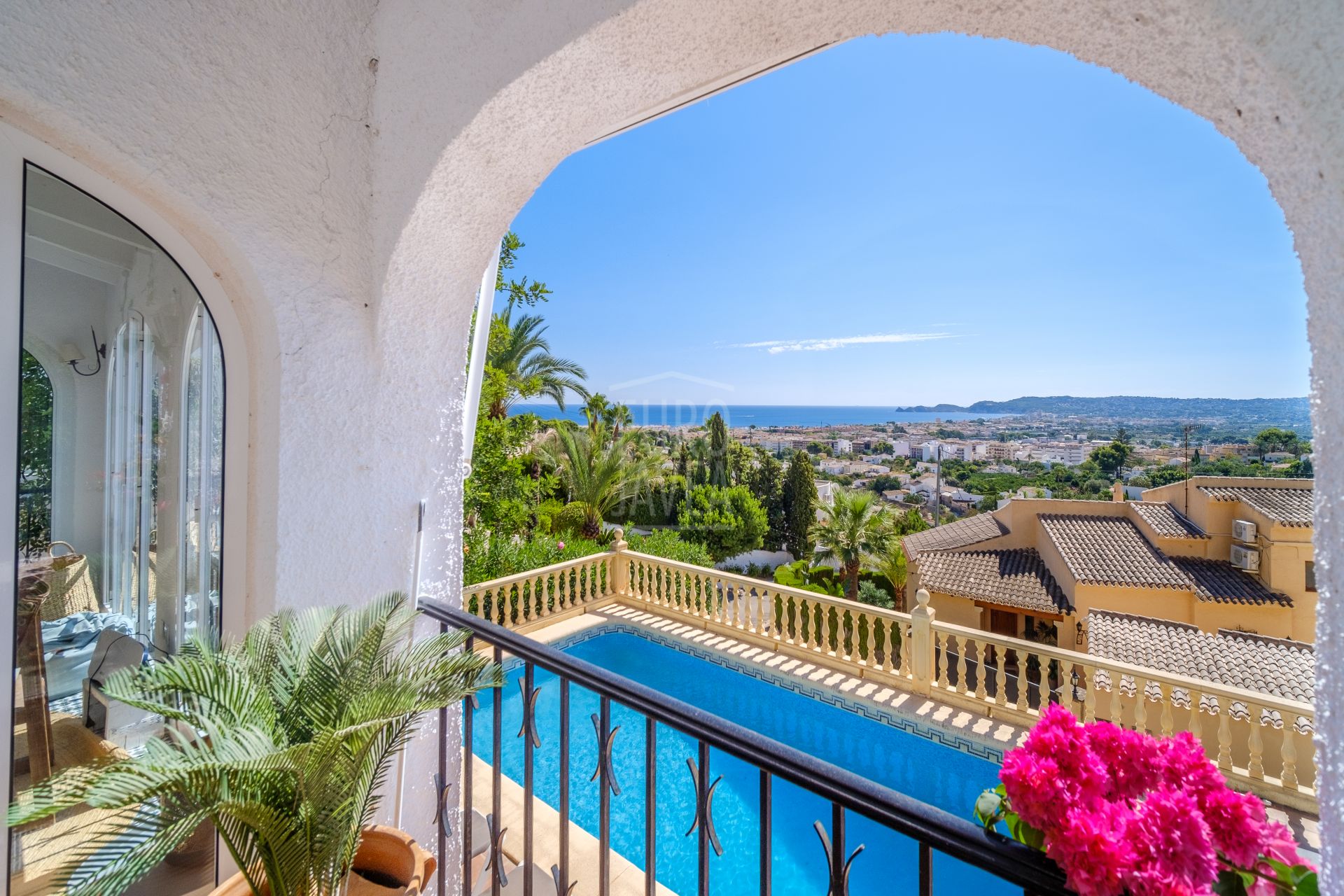 Villa for sale in Jávea, exclusively with Eurojavea , in the area of Puchol , close to the old town and the port . With sea views