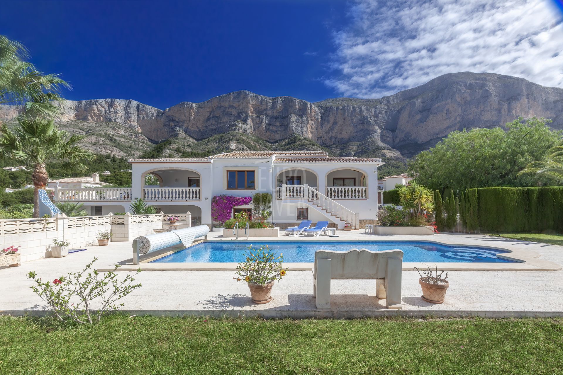 Bright traditional villa for sale exclusively in the Montgó area, south facing