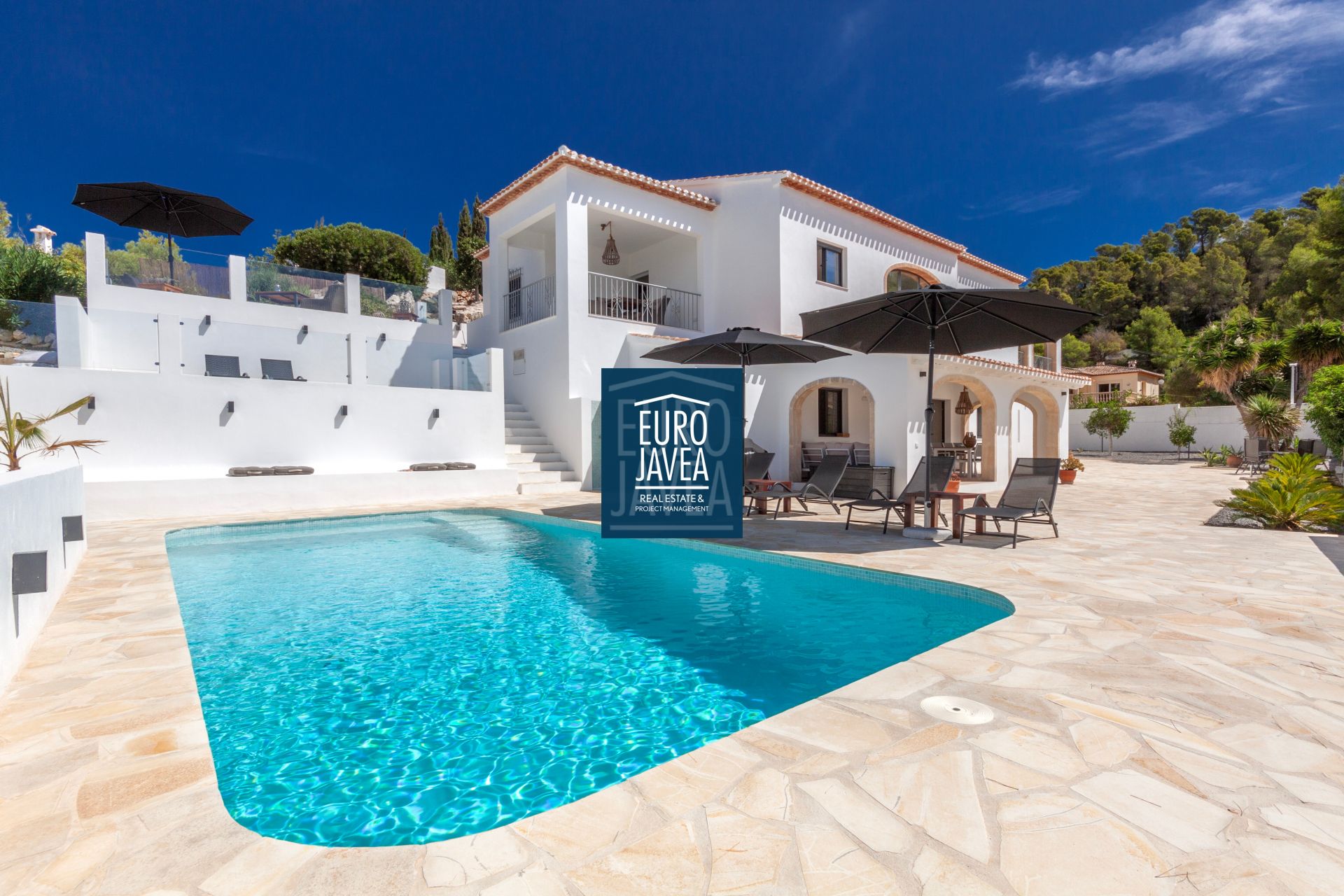 Espectacular villa totalmente renovada a la venta en exclusiva en la zona del Rafalet en Jávea, orientada al sur con magnificas vistas abiertas y al valle