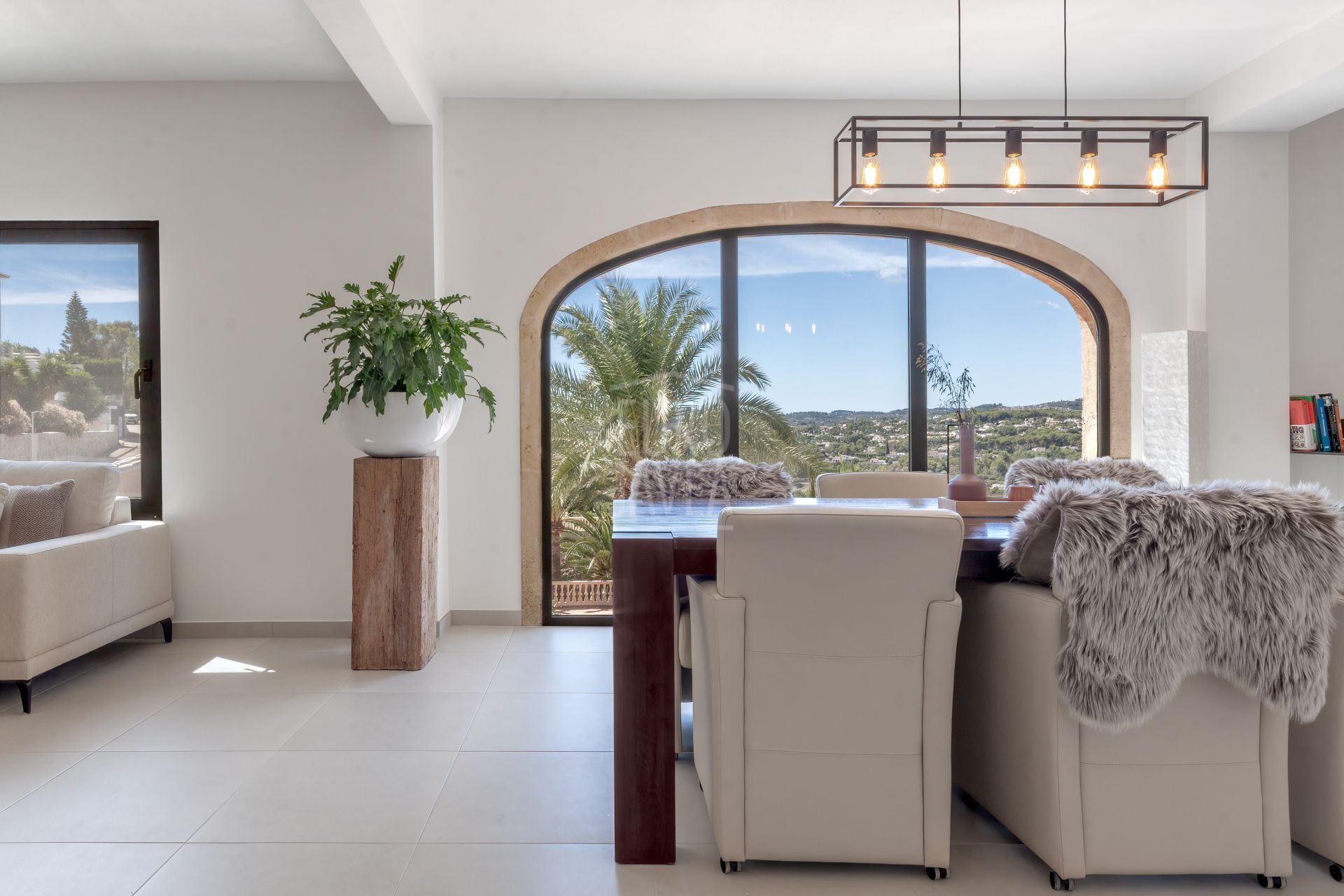 Spectacular fully renovated villa for sale exclusively in the Rafalet area in Jávea, facing south with magnificent open and valley views