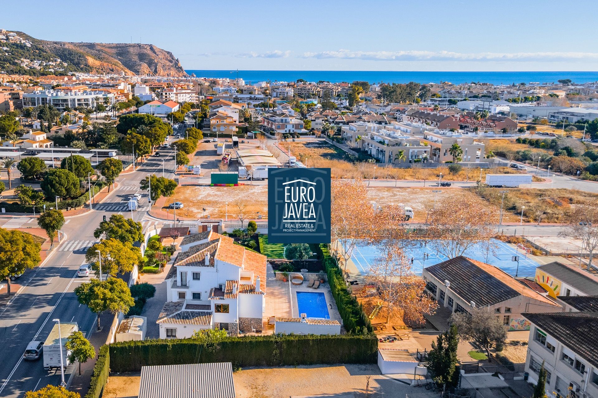 Urban plot for sale exclusively with single-family home close to the old town and the port of Jávea . A big opportunity as investment