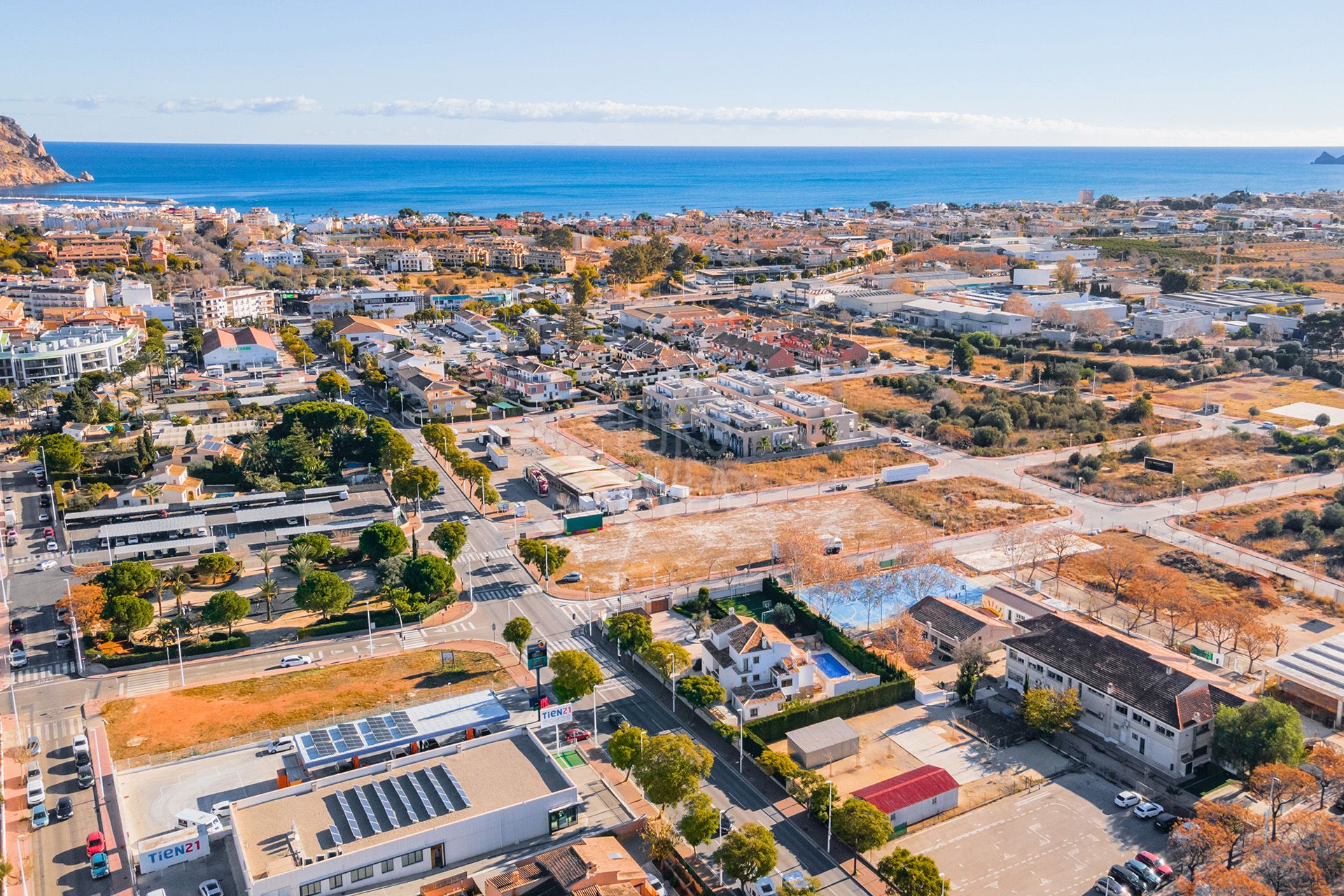 Urban plot for sale exclusively with single-family home close to the old town and the port of Jávea . A big opportunity as investment