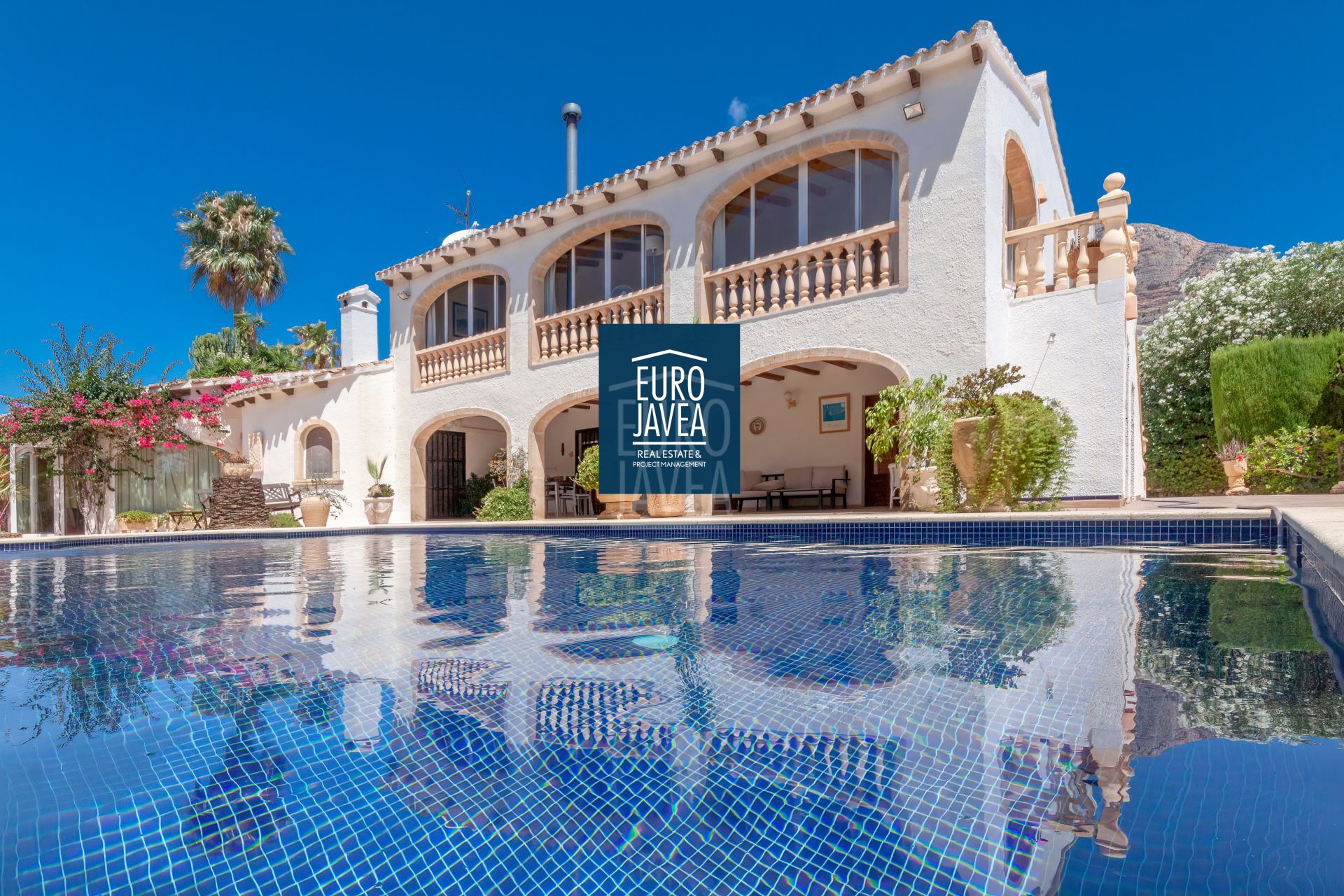 Mediterranean style villa for sale exclusively in Jávea, in Montgó Valls