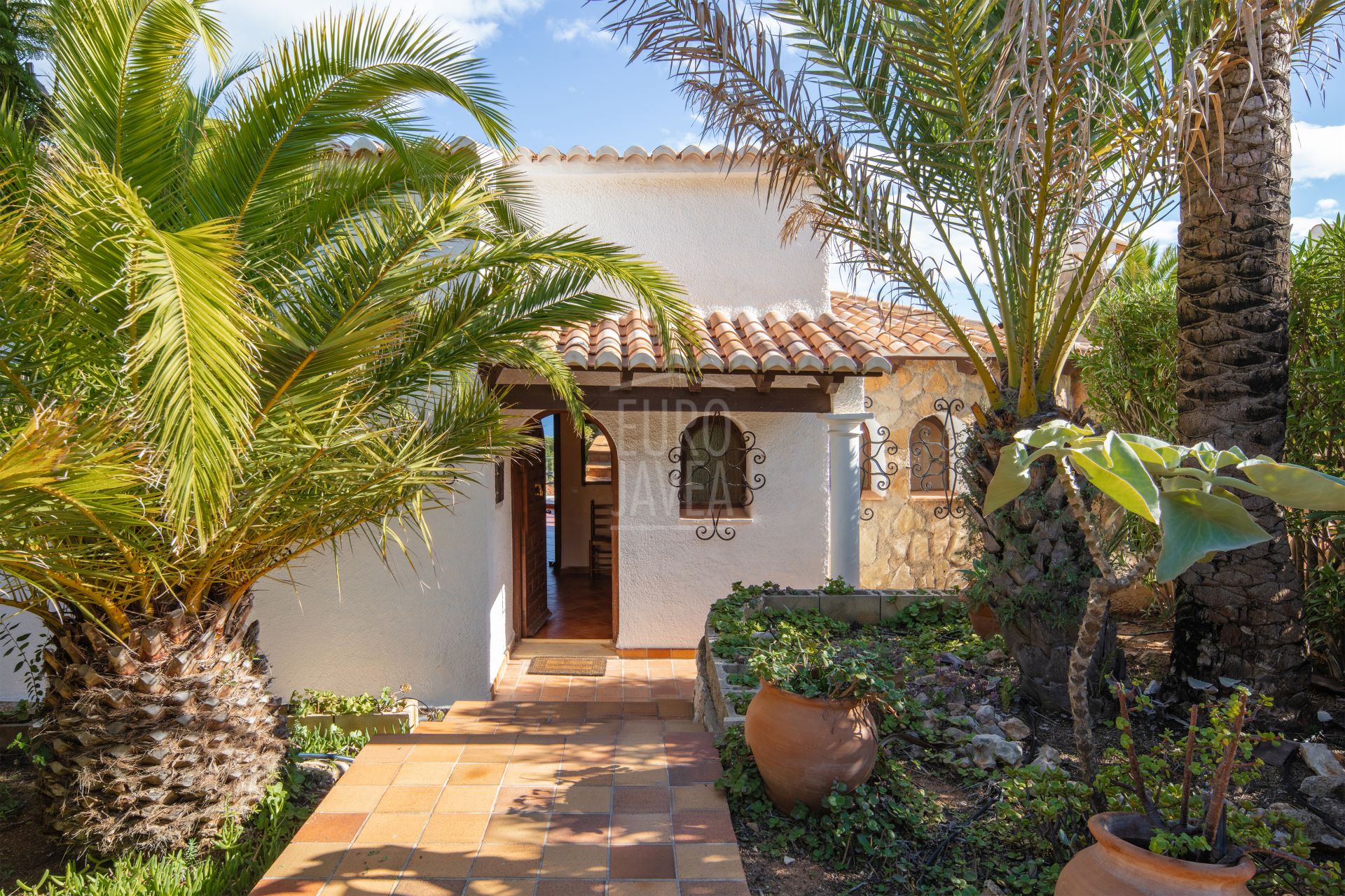 Exclusive Villa Lesca, a charming home in Balcón al Mar with spectacular sea views