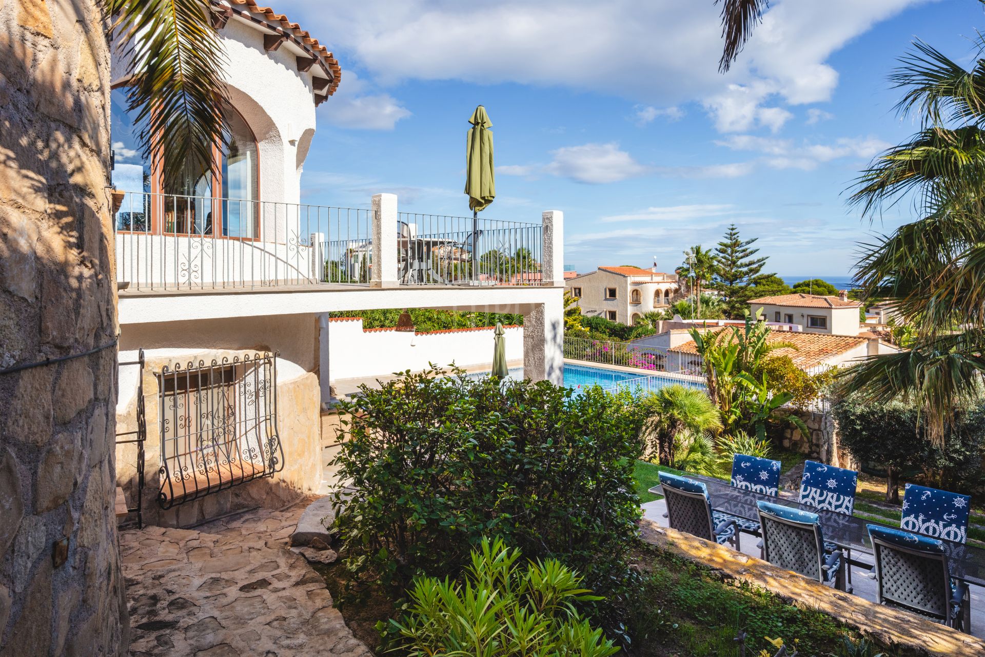 Exclusive Villa Lesca, a charming home in Balcón al Mar with spectacular sea views