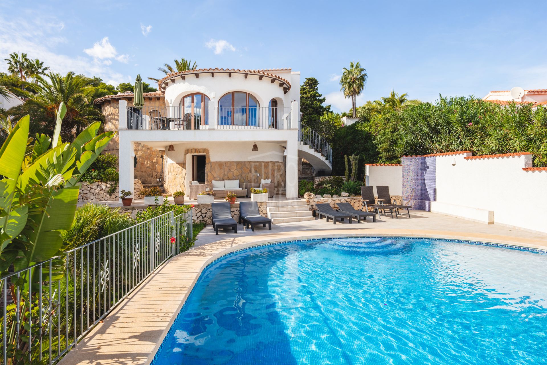 Exclusive Villa Lesca, a charming home in Balcón al Mar with spectacular sea views