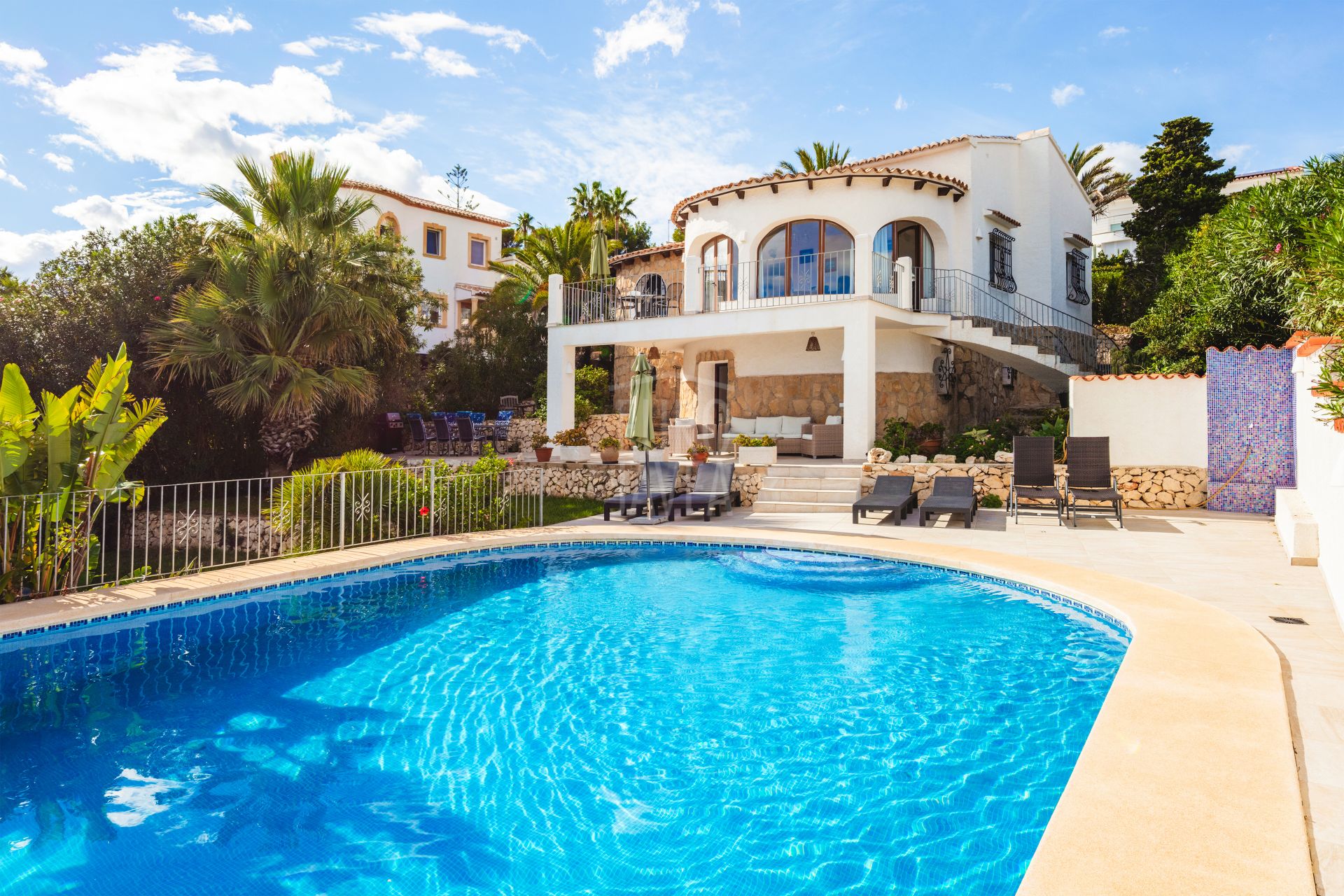 Exclusive Villa Lesca, a charming home in Balcón al Mar with spectacular sea views