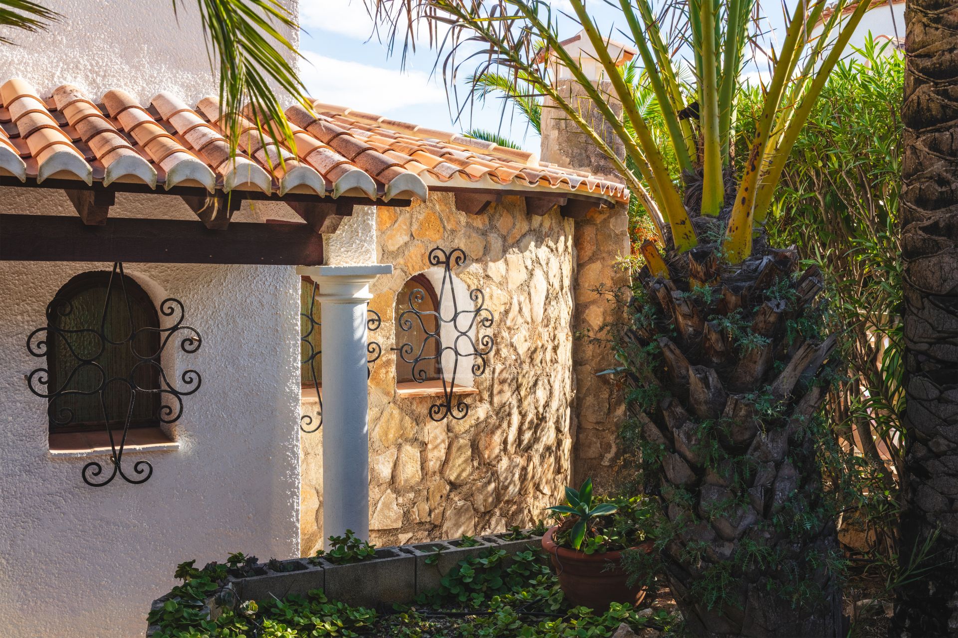 Exclusive Villa Lesca, a charming home in Balcón al Mar with spectacular sea views
