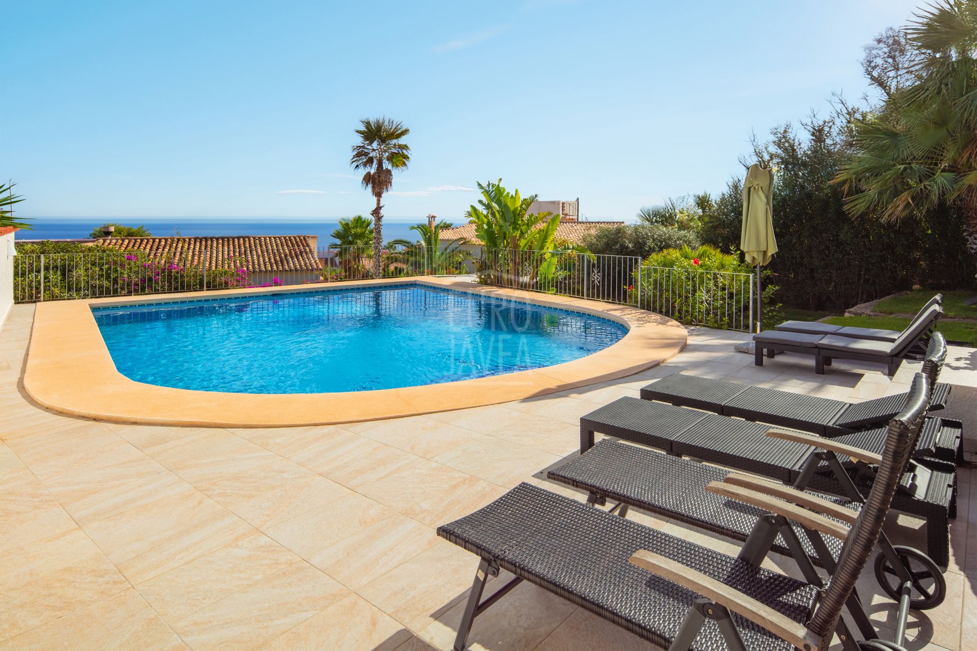 Exclusive Villa Lesca, a charming home in Balcón al Mar with spectacular sea views