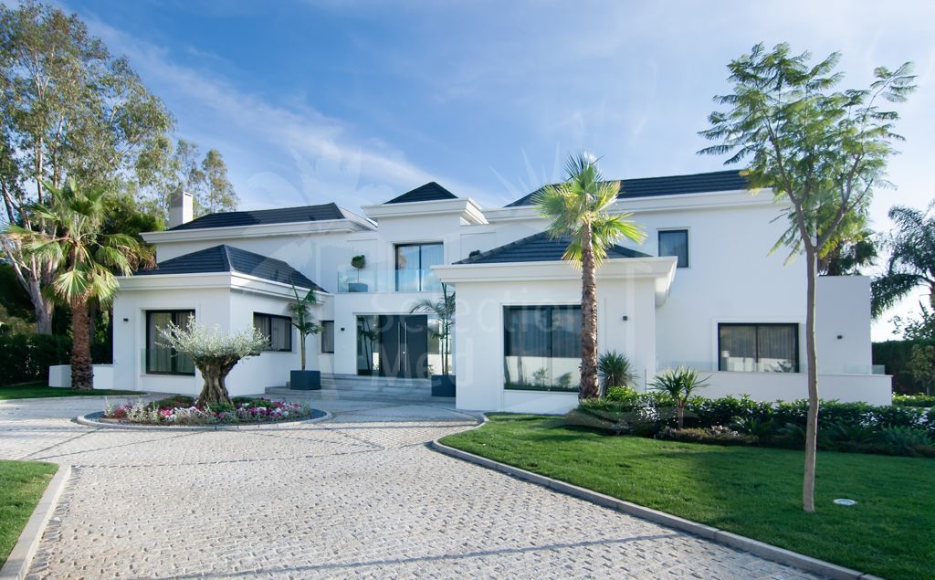 Modern villa with panoramic views to the sea and golf.