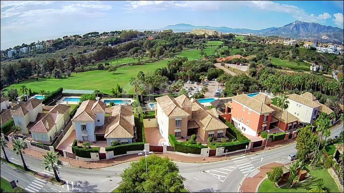 Villa for sale in Santa Clara, Marbella East