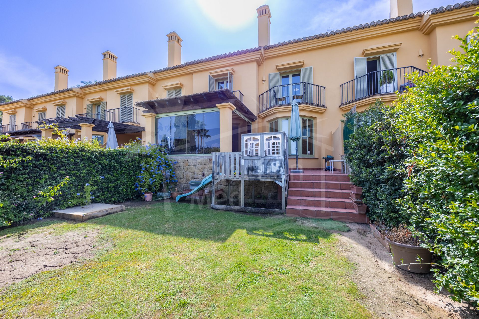 Exclusiva casa pareada de 4 habitaciones en primera línea de golf en Sotogrande – con jardín privado