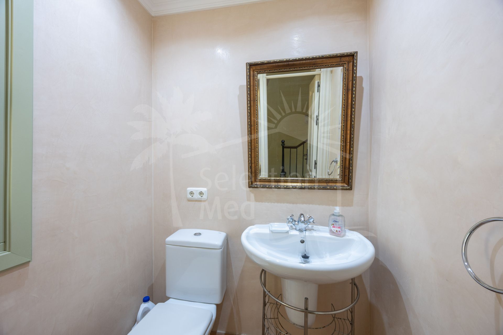 Exclusiva casa pareada de 4 habitaciones en primera línea de golf en Sotogrande – con jardín privado