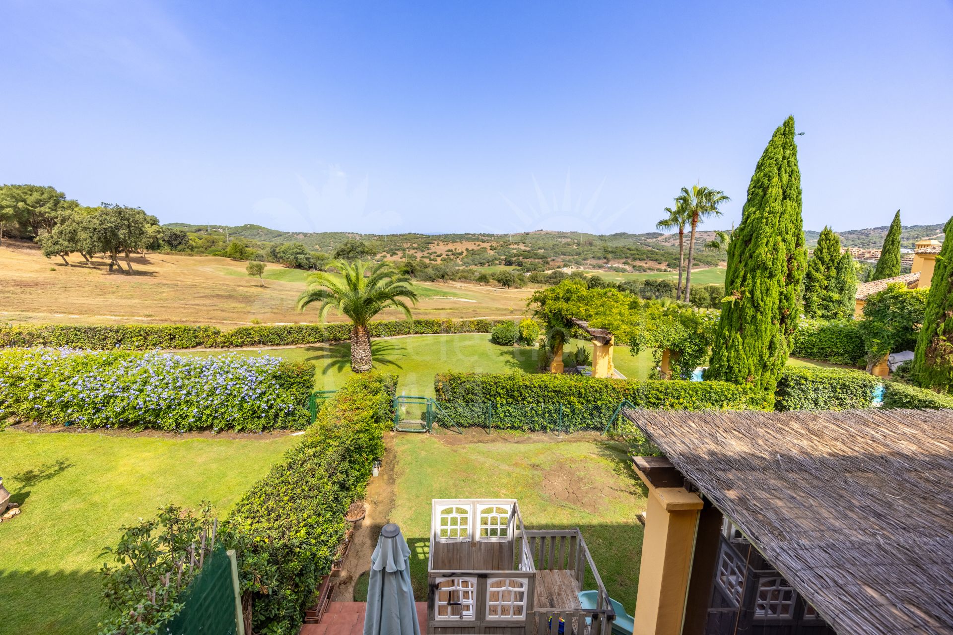 Exclusiva casa pareada de 4 habitaciones en primera línea de golf en Sotogrande – con jardín privado